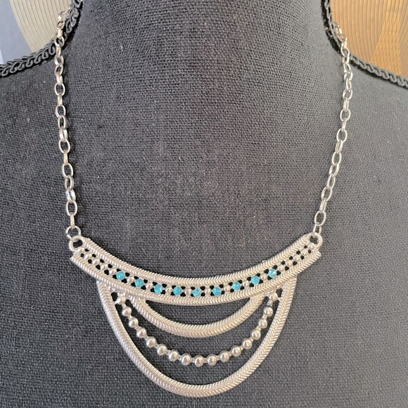 Jewelry - Silvertone/Turquoise Southwestern Style Necklace